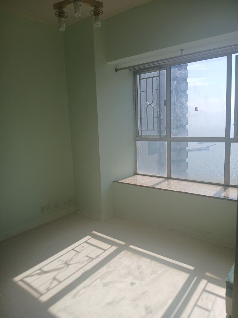 Master bedroom with ensuite bathroom, with basic furniture, high rise with sea view - 屯门 - 住宅 (整间出租) - Homates 香港