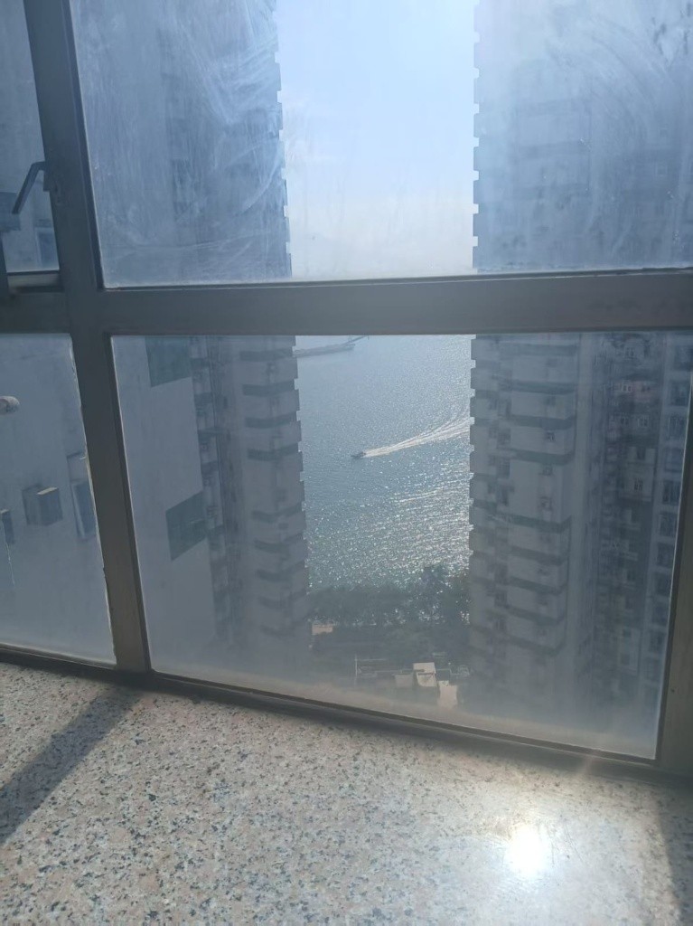 Master bedroom with ensuite bathroom, with basic furniture, high rise with sea view - 屯门 - 住宅 (整间出租) - Homates 香港