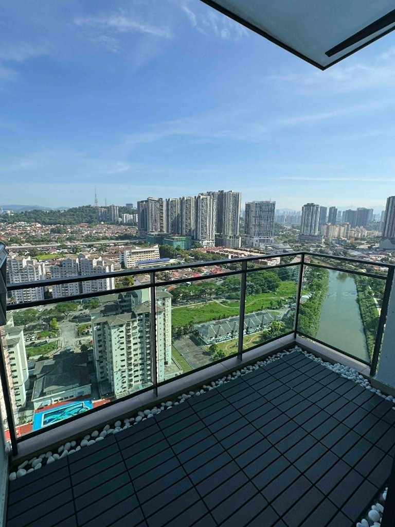 Middle Room for Rent — Fully Furnished 3R2B Condo (876 sq ft), Old Klang Road -  - 房间 (合租／分租) - Homates 马来西亚