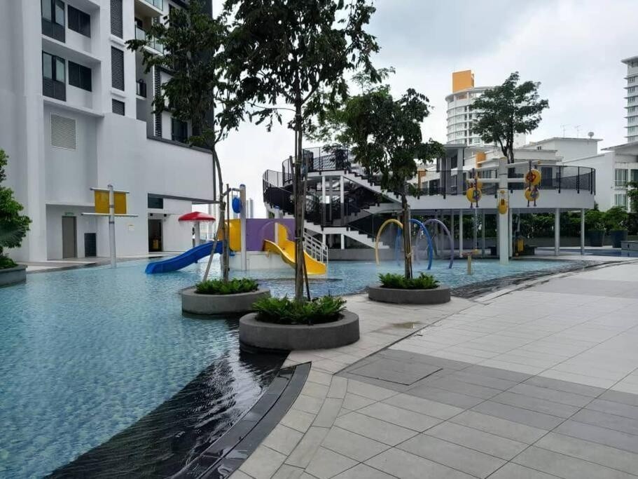 Middle Room for Rent — Fully Furnished 3R2B Condo (876 sq ft), Old Klang Road -  - 房间 (合租／分租) - Homates 马来西亚