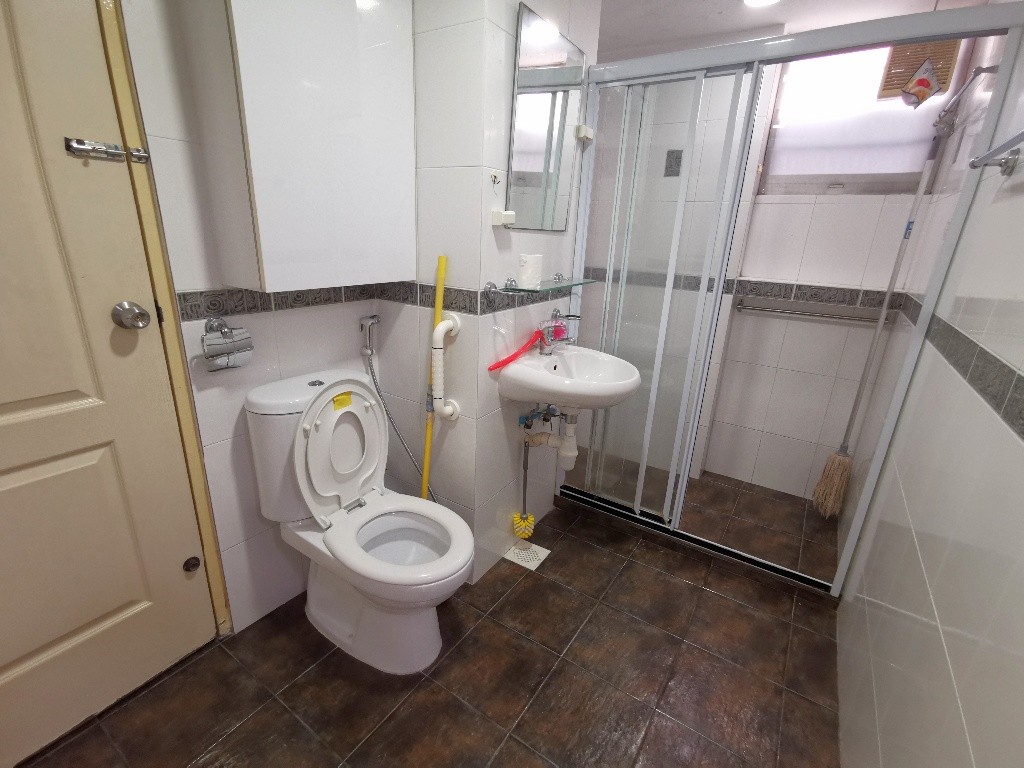 Available Immedidate - Common Room/ fully furnished room with bed/wardrobe/celling fan and air-con/no Owner Stay/No Agent Fee/ Light Cooking allowed/Near Clementi MRT/Dover MRT - Bukit Timah - Bedroom - Homates Singapore