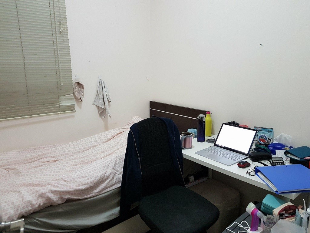 Bedroom with single bed, study desk and drawers in fully furnished flat - 西區 - 住宅 (整間出租) - Homates 香港