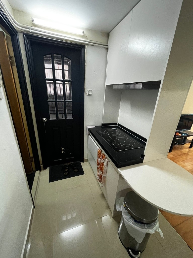 免傭 1分鐘太子港鐵站 唐二樓大2房1廳大平臺 街景 地產勿擾Commission-free. 2-bedroom flat on 2F for rent in Prince Edward low-rise building in Mong Kok. 1 minute MTR.  - 太子 - 住宅 (整間出租) - Homates 香港