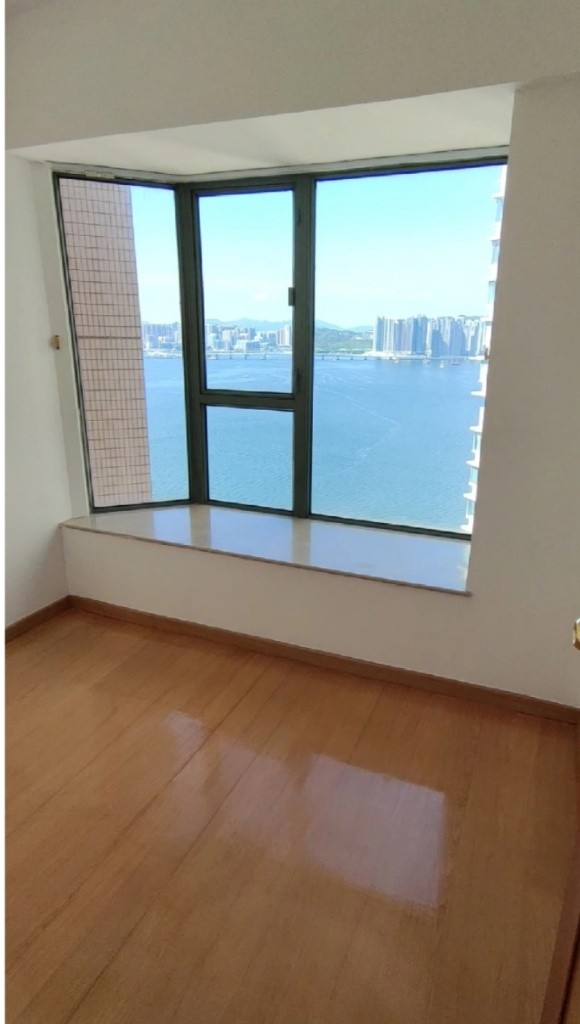 2 girls are looking for a female flatmate (living room) to share this sea-view flat - Chai Wan - Flat - Homates Hong Kong
