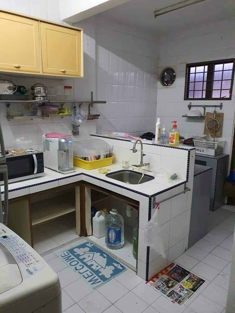 Middle Room at Taman Puchong Indah, Puchong -  - 房间 (合租／分租) - Homates 马来西亚