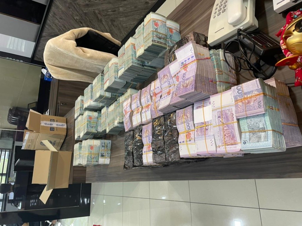 CONNECT WITH RICH MOMMY AND MAKE UP TO RM4k DAILY - Perak - Bedroom - Homates Malaysia