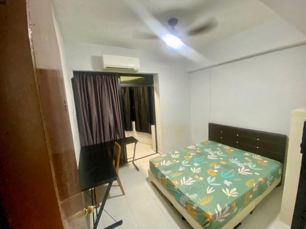 Toa Payoh MRT / Novena MRT / Balestier / Deluxe Queen Room / Available 9 Dec, Property, Rentals, Room Rentals on Carousell - Toa Payoh - Bedroom - Homates Singapore