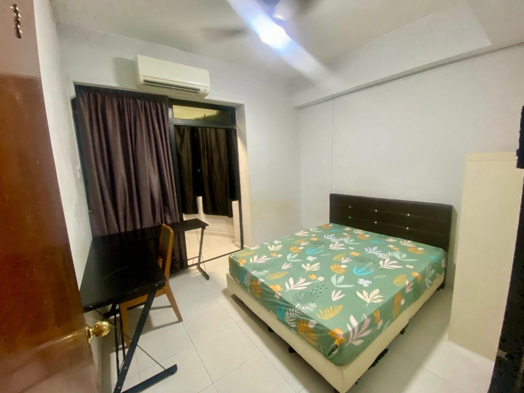 Toa Payoh MRT / Novena MRT / Balestier / Deluxe Queen Room / Available 9 Dec, Property, Rentals, Room Rentals on Carousell - Toa Payoh - Bedroom - Homates Singapore