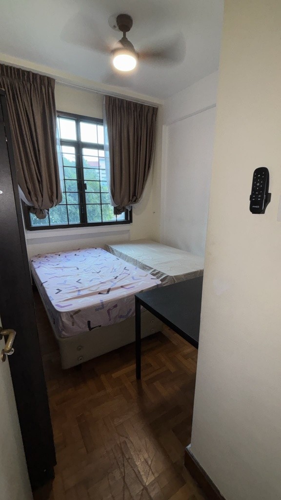 Room for rent / CHINESE GARDEN / Common room / 1pax stay / Available 20 September - Chinese Garden - Bedroom - Homates Singapore
